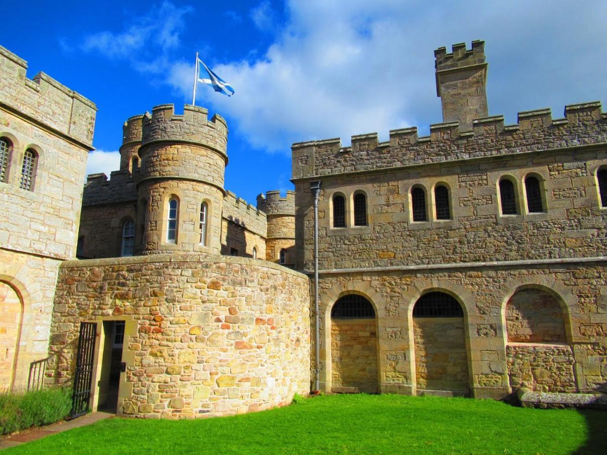 Huge 4 Bed Apt - Perfect Base To Explore The Borders Jedburgh Exterior photo